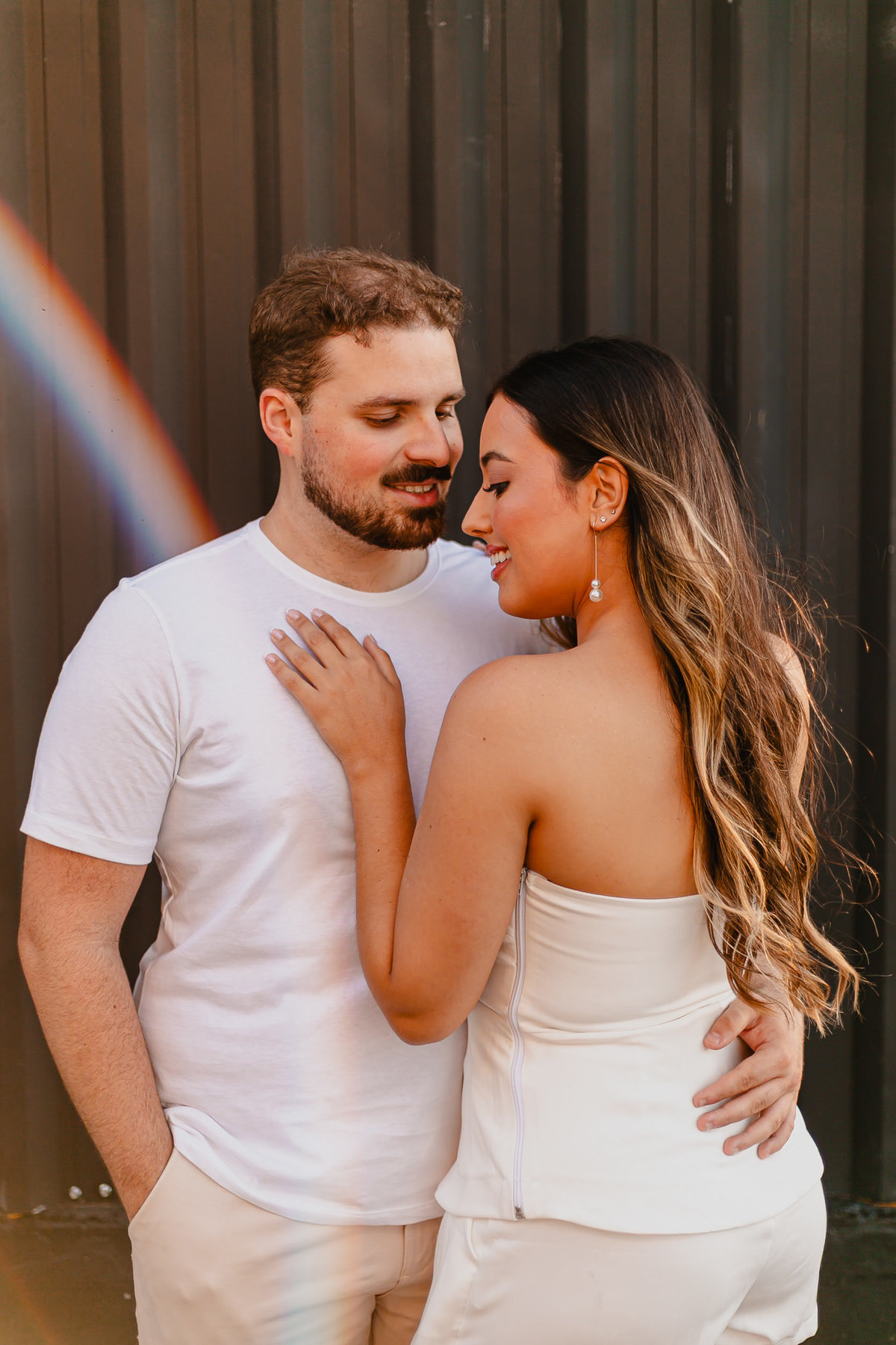 Fotografia espontânea de casal em um dos locais mais conhecidos de Porto Alegre.