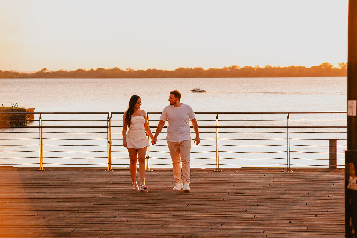 Fotografia de casal durante pôr do sol na Orla do Guaíba.