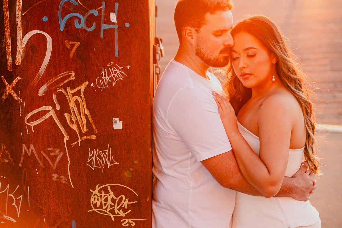 Fotografia pré casamento com vista para o pôr do sol de Porto Alegre.