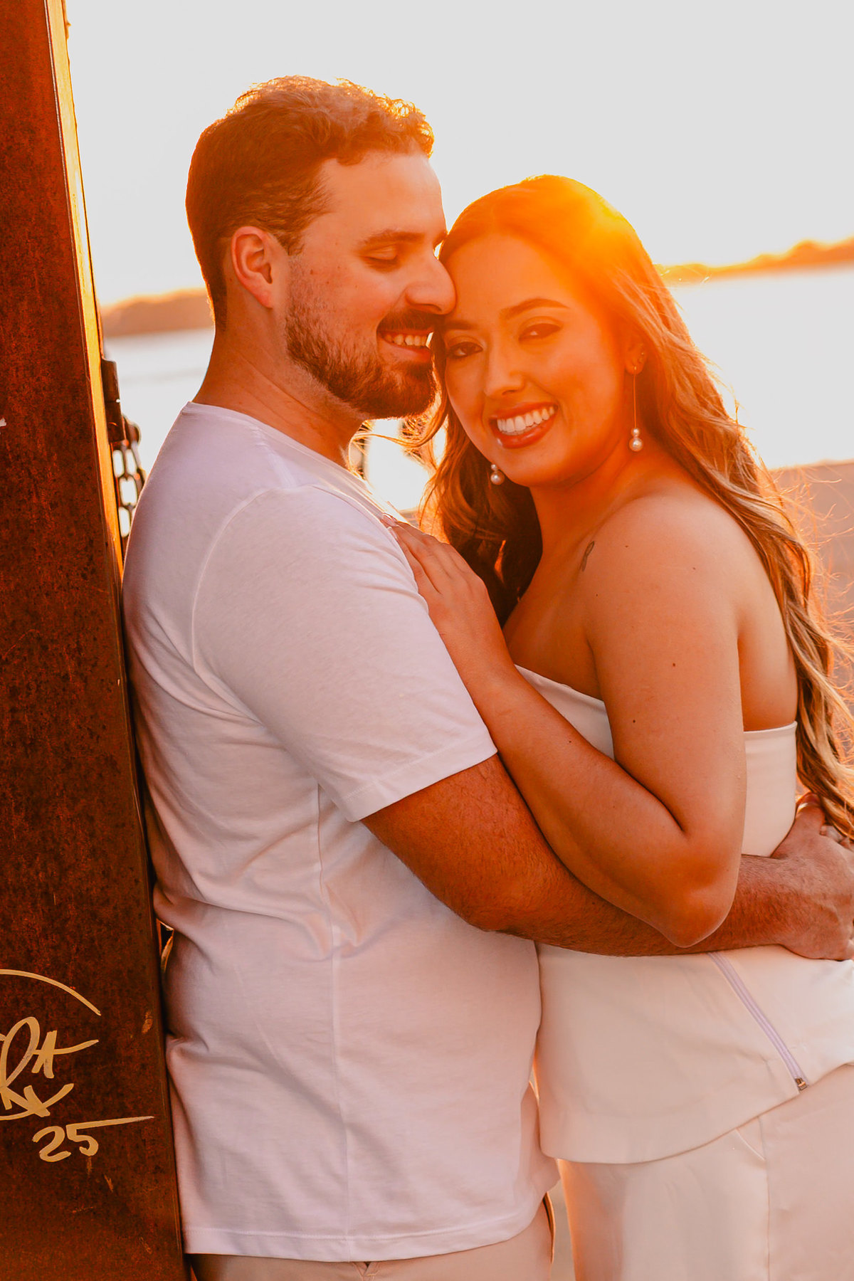 Casal em ensaio pré wedding aproveitando a paisagem da Orla do Guaíba.