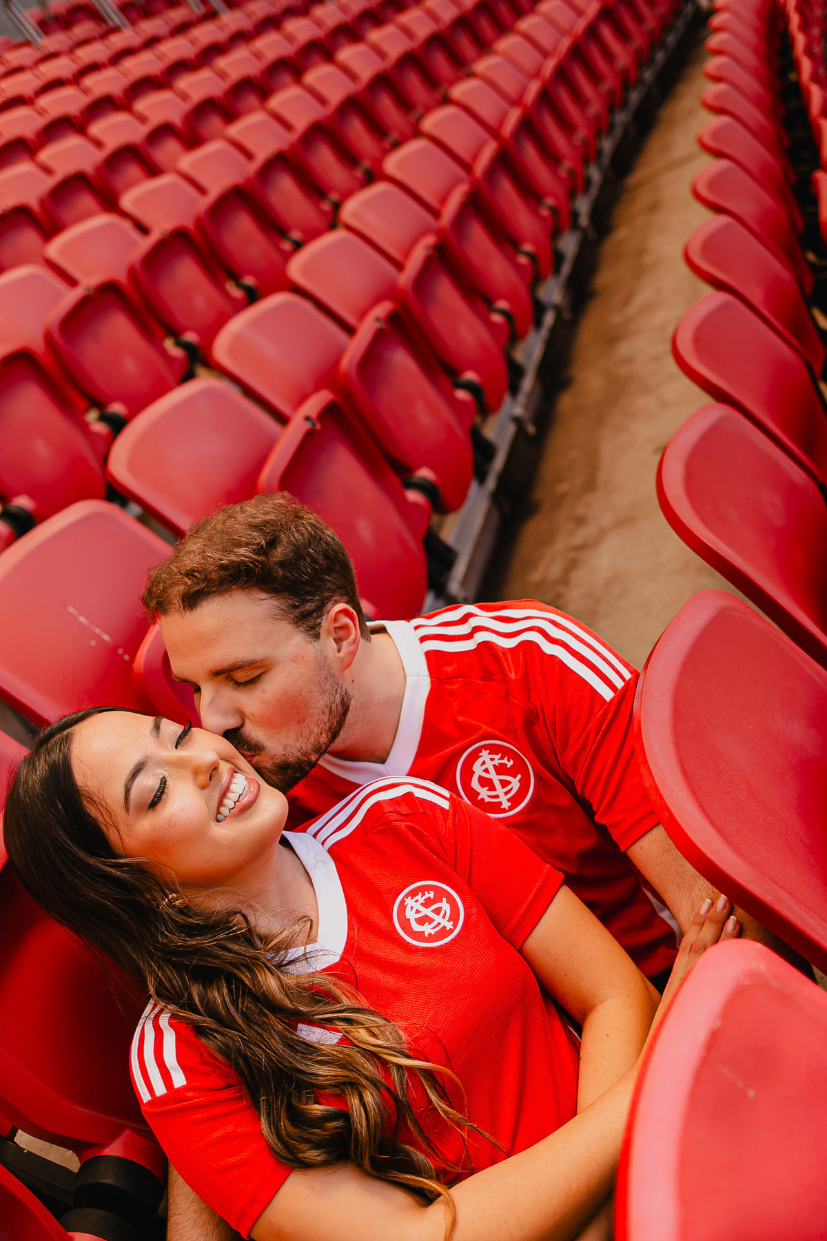 Registro espontâneo de casal durante ensaio no Estádio Beira-Rio.