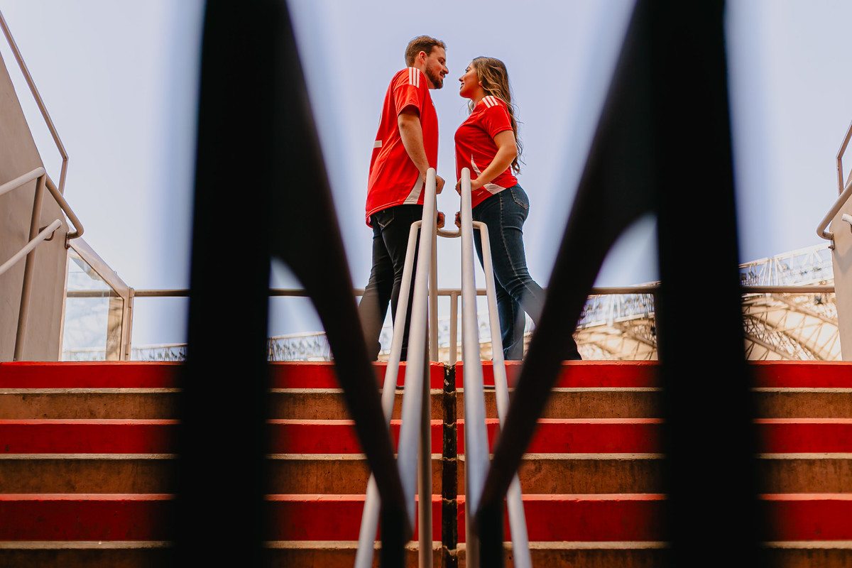 Casal caminhando durante ensaio pré casamento no Estádio Beira-Rio.