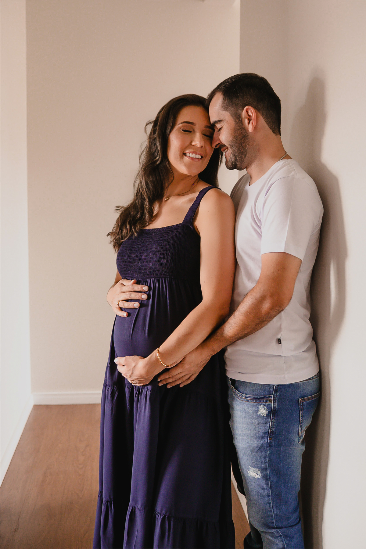 Fotografia gestante em Camaquã com casal vivendo a experiência da gravidez de forma leve e natural.