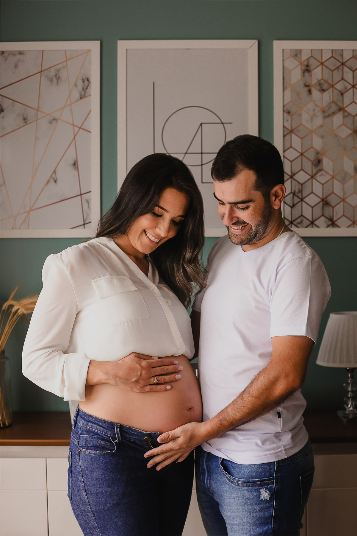Fotografia gestante em Camaquã registrando momentos autênticos entre casal, bebê e pet.