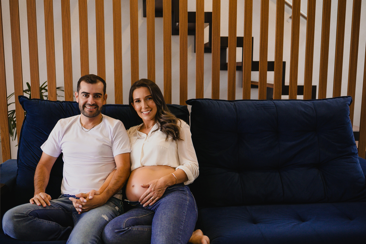 Fotos gestante em casa mostrando a rotina e a conexão da família antes da chegada do bebê.