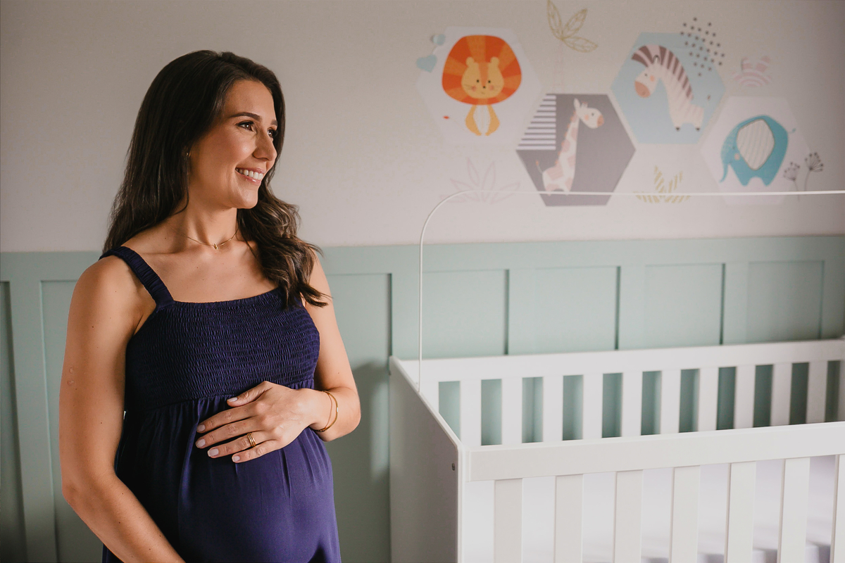 Fotografia gestante lifestyle em Camaquã mostrando a futura mãe no ambiente preparado para receber o bebê.