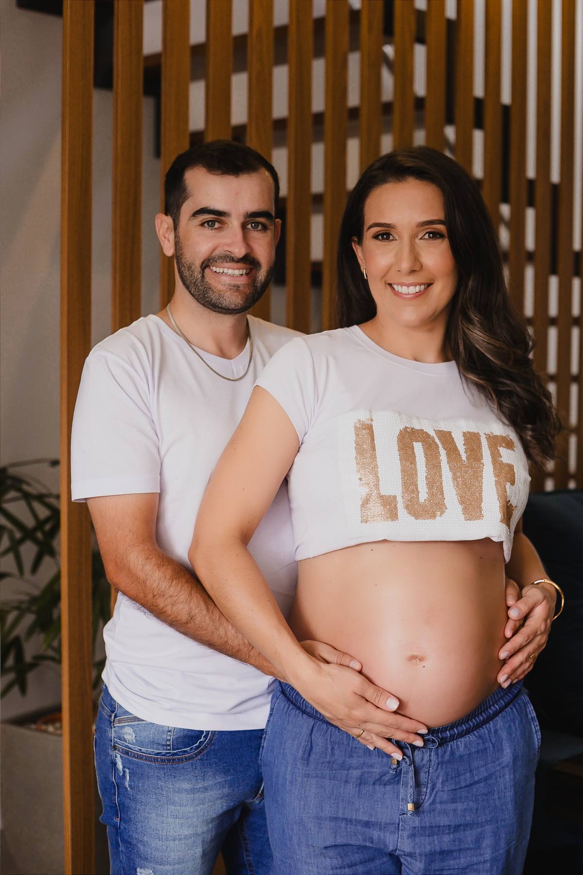 Ensaio gestante em casa com foco na conexão entre casal e bebê durante a gravidez.
