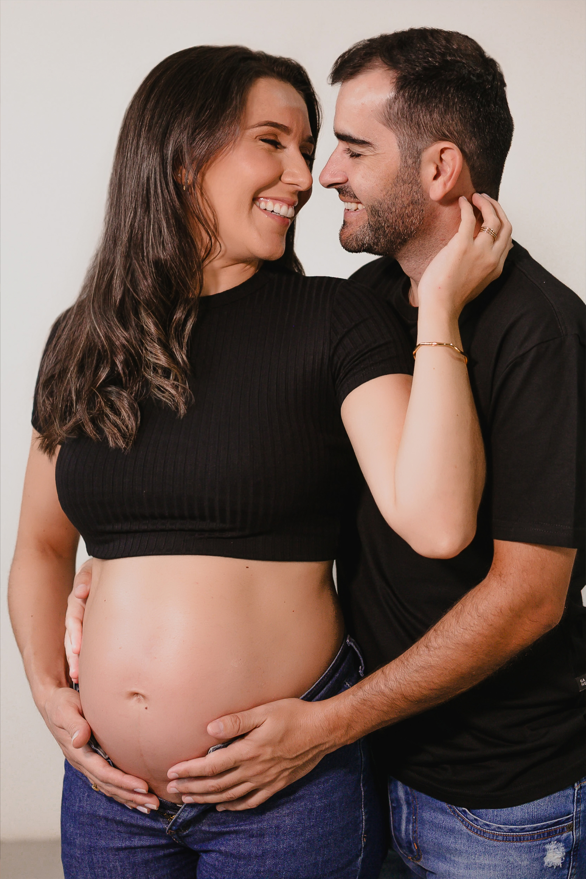 Fotos de maternidade em ambiente familiar destacando amor, expectativa e cumplicidade.