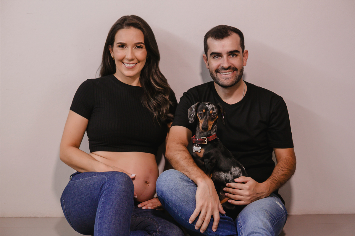 Fotografia gestante em casa criando memórias da espera pelo bebê com naturalidade e emoção.
