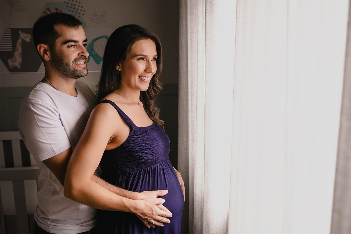 Fotografia gestante residencial destacando o vínculo da mãe com o bebê ainda durante a gestação.
