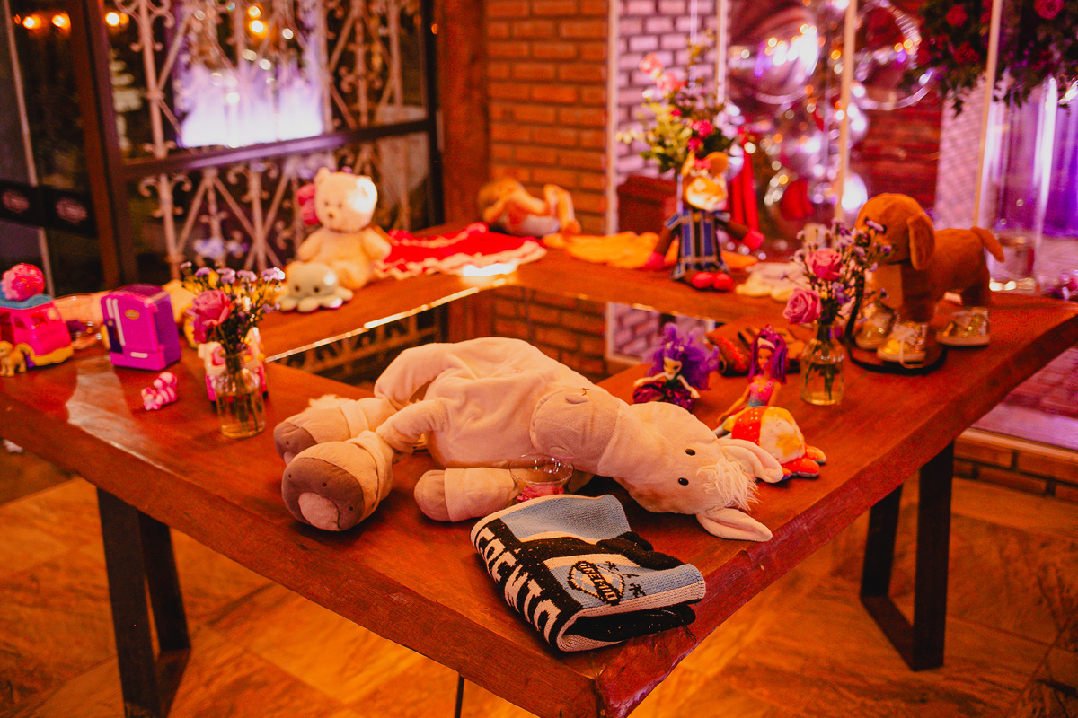 Ambiente cuidadosamente preparado para uma celebração inesquecível de 15 anos.