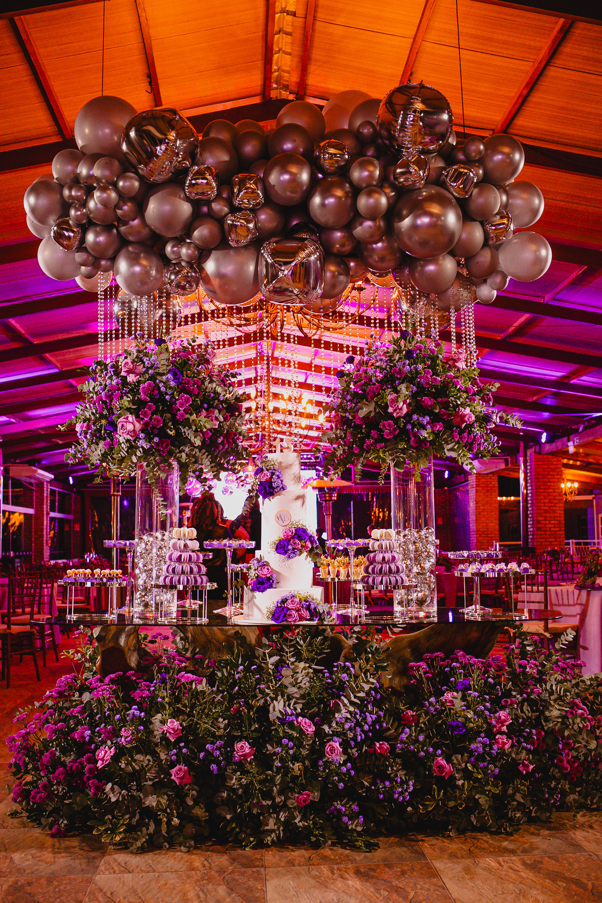 Visão geral da decoração da festa de debutante com iluminação especial.