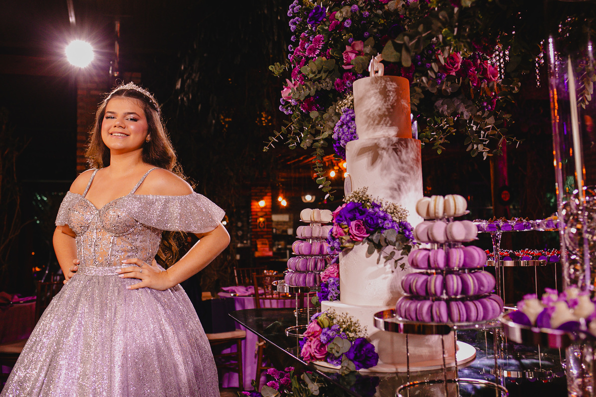 Momento marcante da chegada da aniversariante à sua festa de debutante.