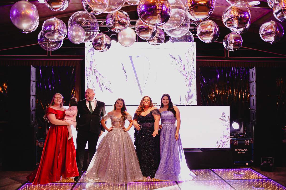 Momento clássico de uma festa de debutante registrado de forma espontânea.