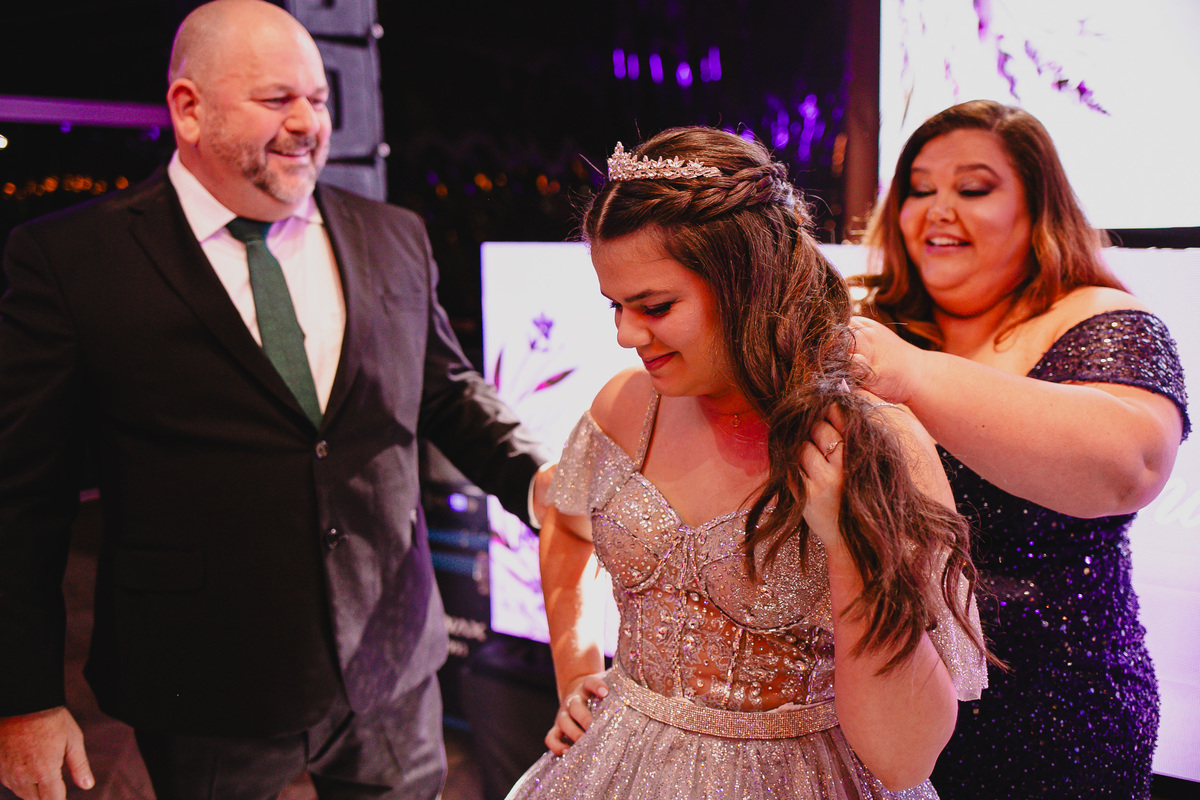 Debutante celebrando sua festa ao lado de familiares e convidados.