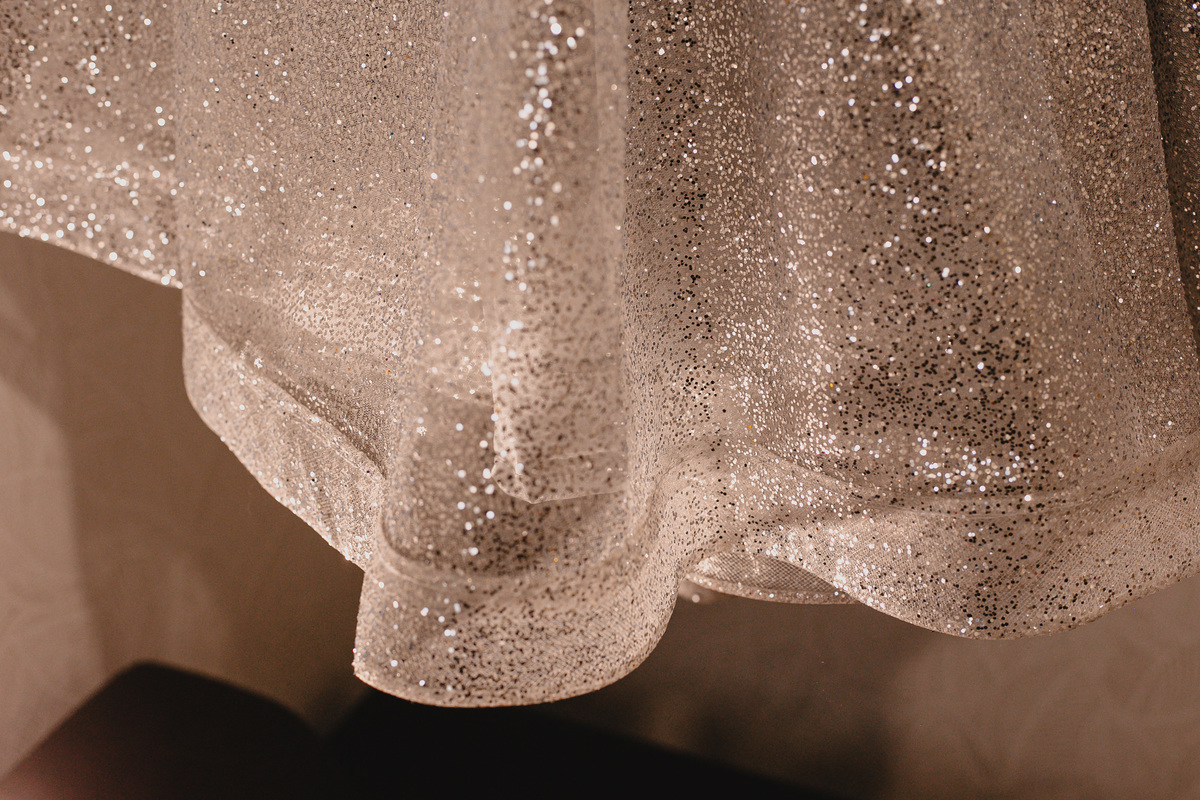 Elementos do vestido valorizando os detalhes da produção para a comemoração de 15 anos.