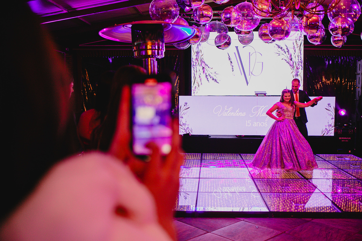 Debutante celebrando ao lado das amigas durante a recepção.