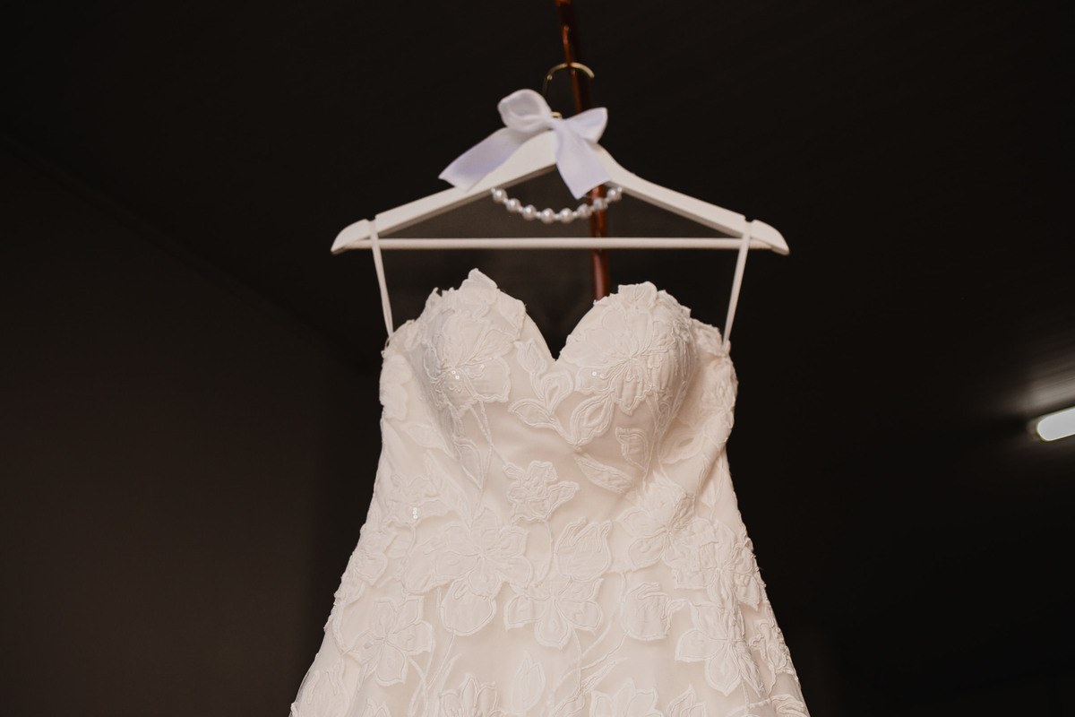 Vestido de noiva escolhido para um casamento ao ar livre na La Estancia.