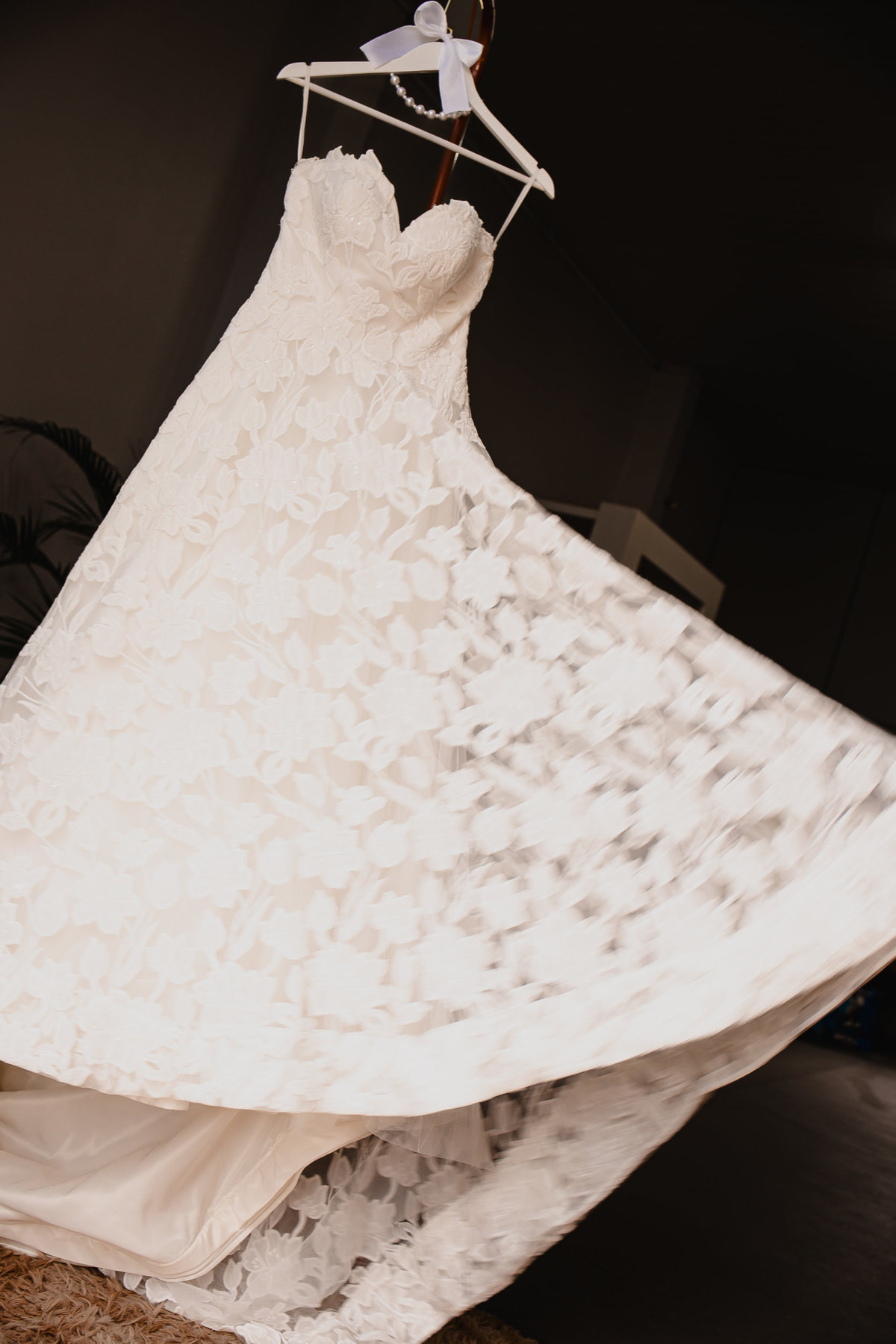 Detalhes do vestido valorizando a identidade e o estilo da noiva.