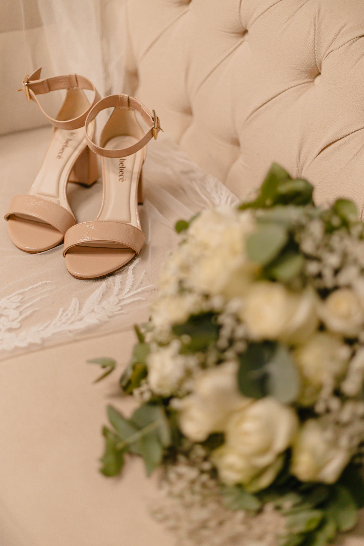 Buquê e elementos florais preparados para a cerimônia de casamento.