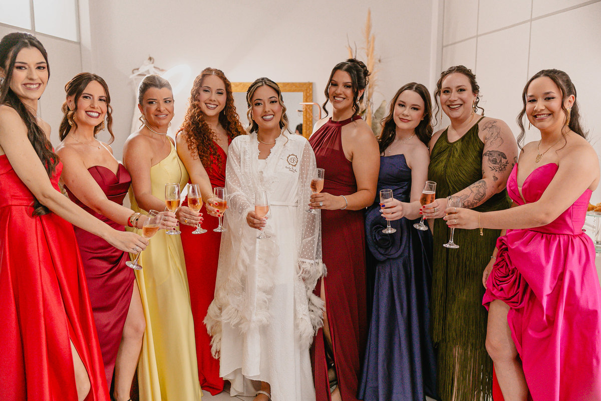 Madrinhas reunidas antes da cerimônia celebrando esse momento especial.