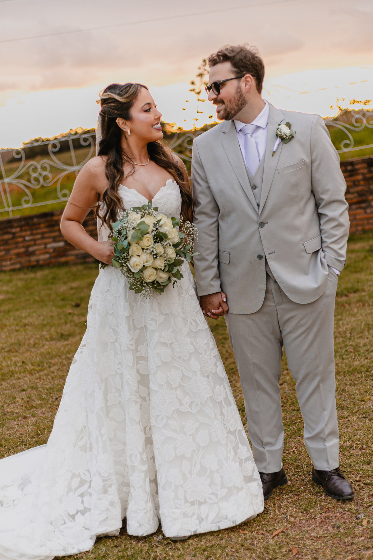 Fotografia de casamento com foco na naturalidade e no afeto do casal.
