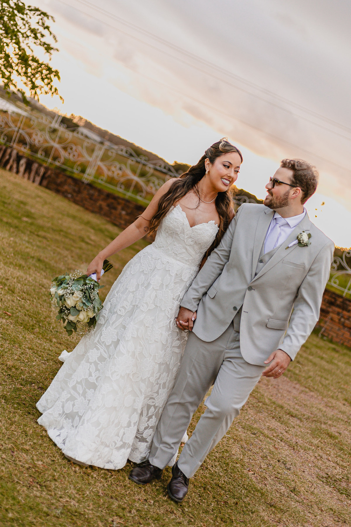 Fotografia de casamento com foco na naturalidade e no afeto do casal.