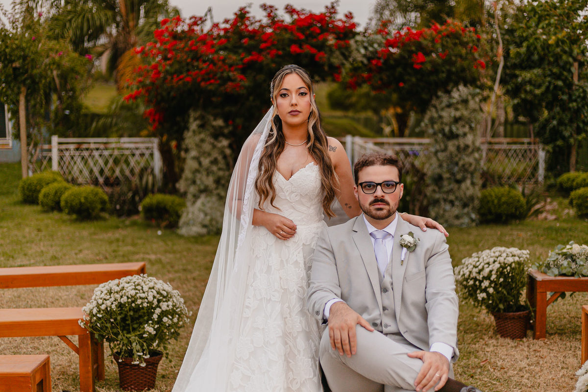 Fotografia de casamento com foco na naturalidade e no afeto do casal.