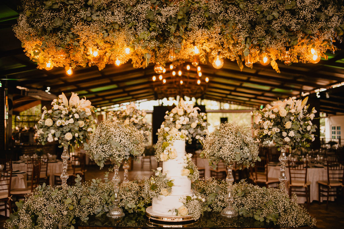 Vista geral da cerimônia de casamento com decoração natural e elegante em Camaquã RS.
