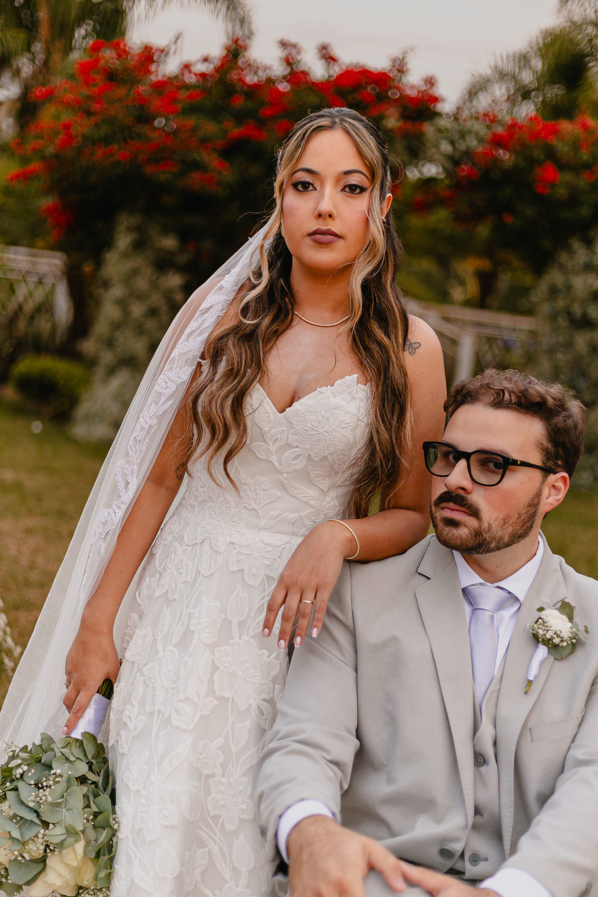 Fotografia de casamento com foco na naturalidade e no afeto do casal.