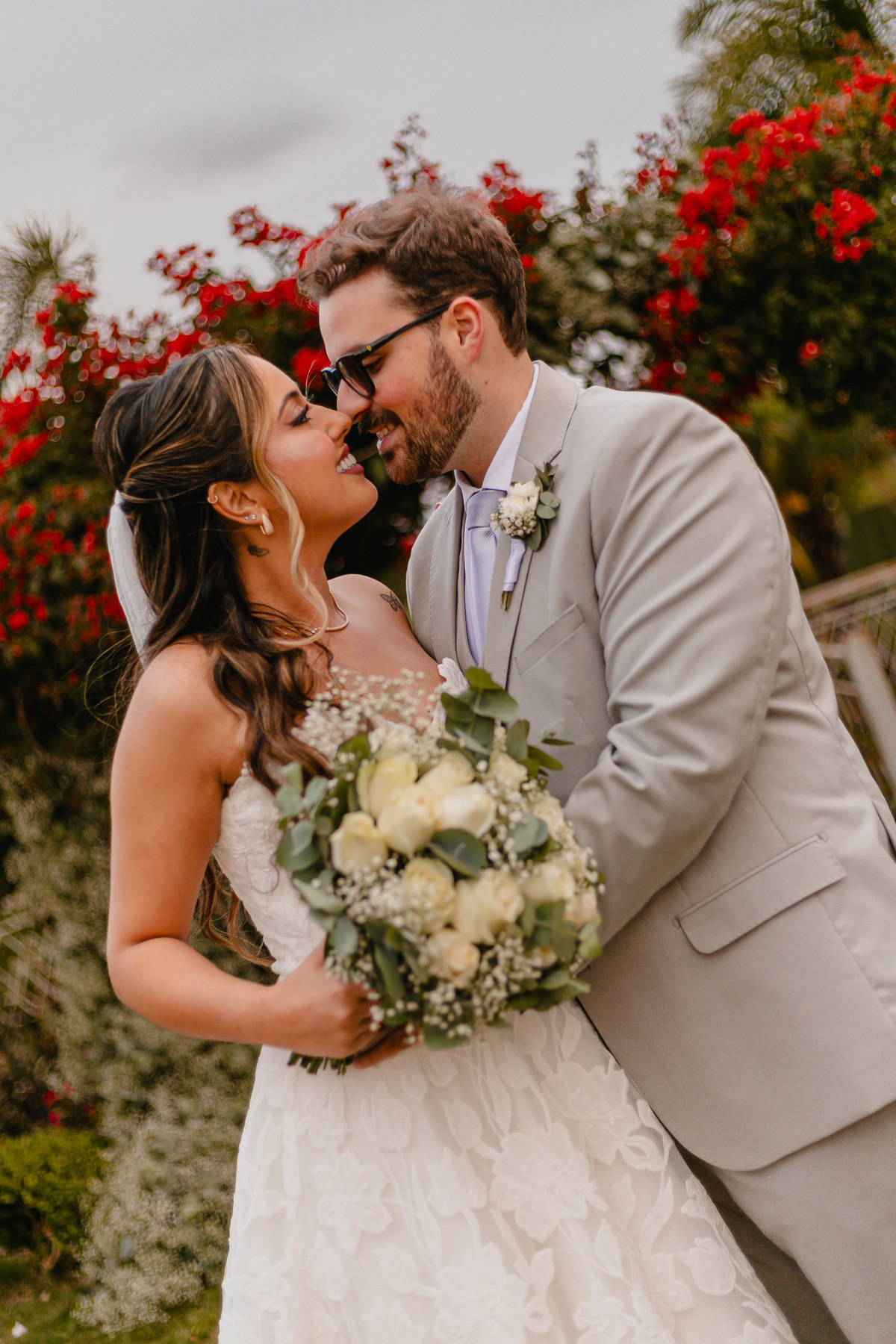Fotografia de casamento com foco na naturalidade e no afeto do casal.