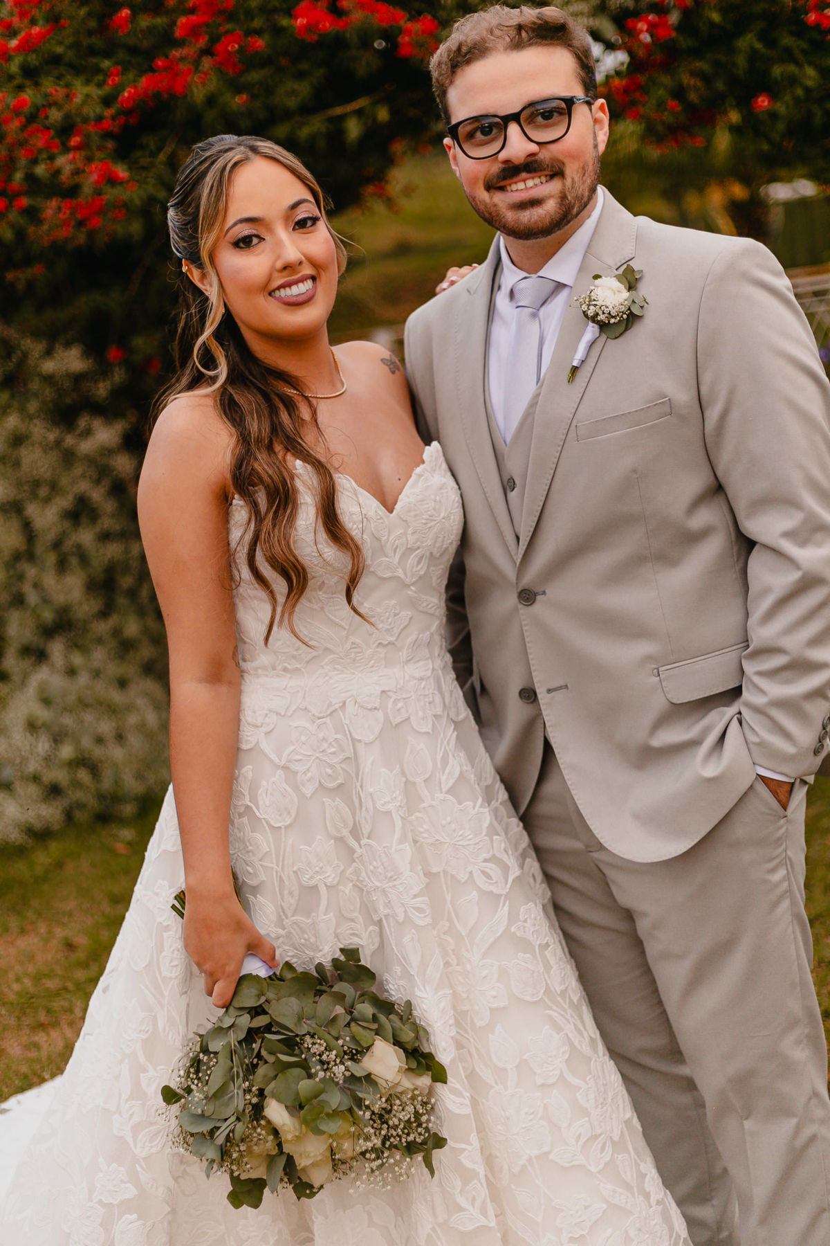 Fotografia de casamento com foco na naturalidade e no afeto do casal.