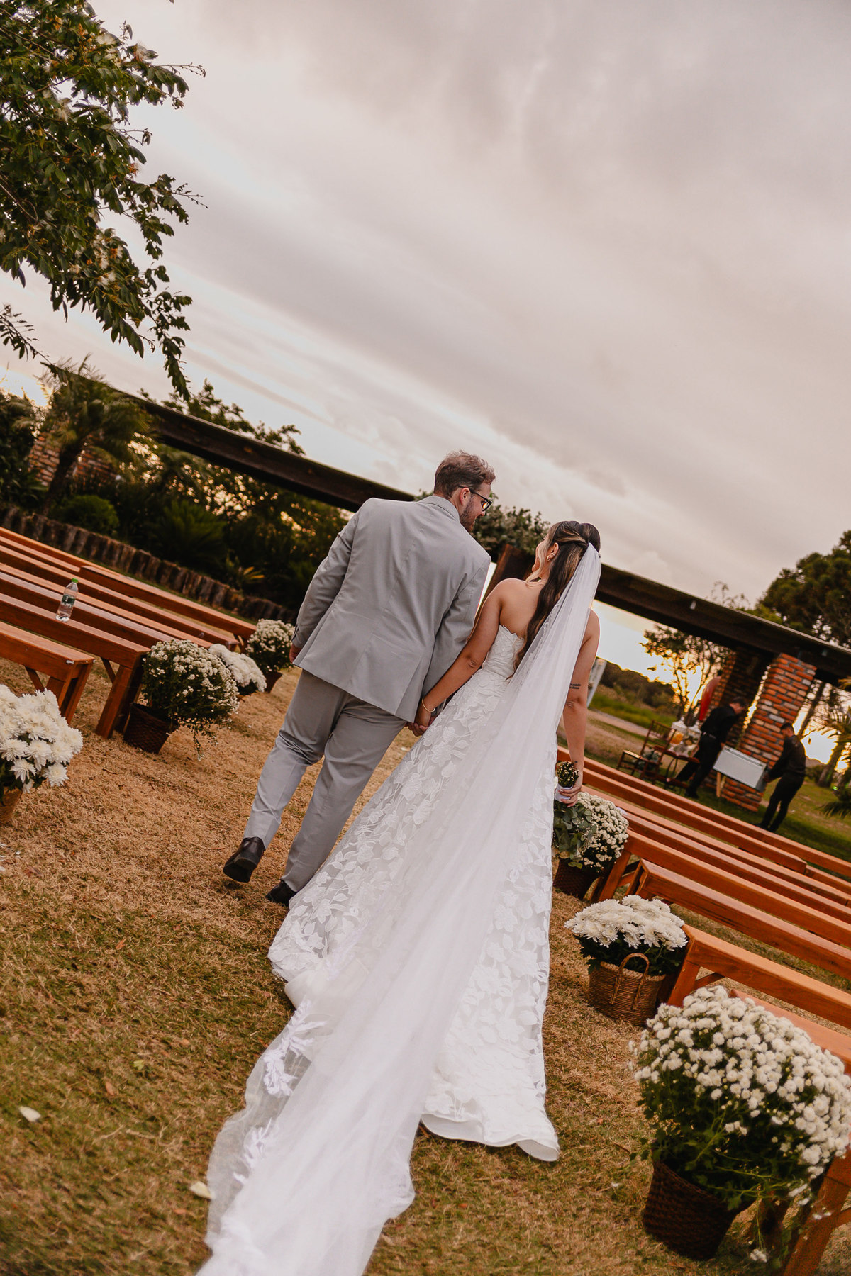 Fotografia de casamento com foco na naturalidade e no afeto do casal.