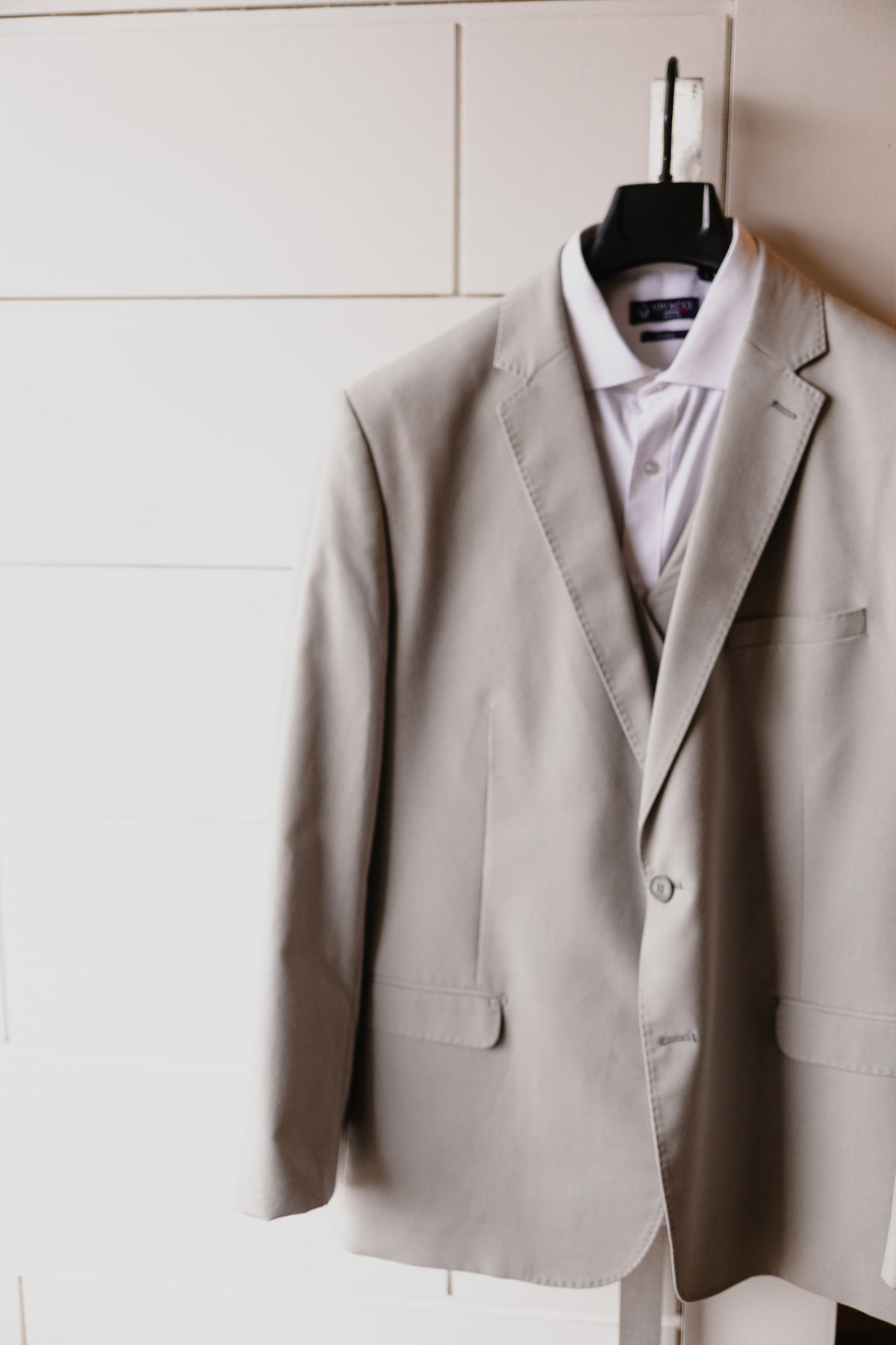 Traje do noivo preparado para uma cerimônia de casamento ao ar livre em Camaquã.