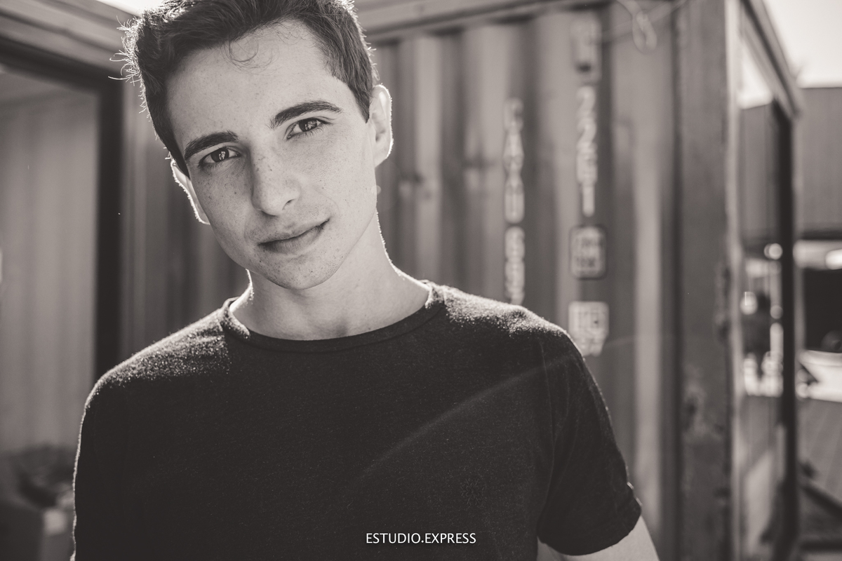 estúdio fotográfico-fotografo-família-15anos-ensaio-casamento-formatura-book de fotos-fotografa-ensaio gestante-festa de 15 anos-pré wedding-fotos profissionais-corporativos-retratos-fotos de bebê-sessão de fotos-mini wedding-dia do fotografo-ensaio newbo