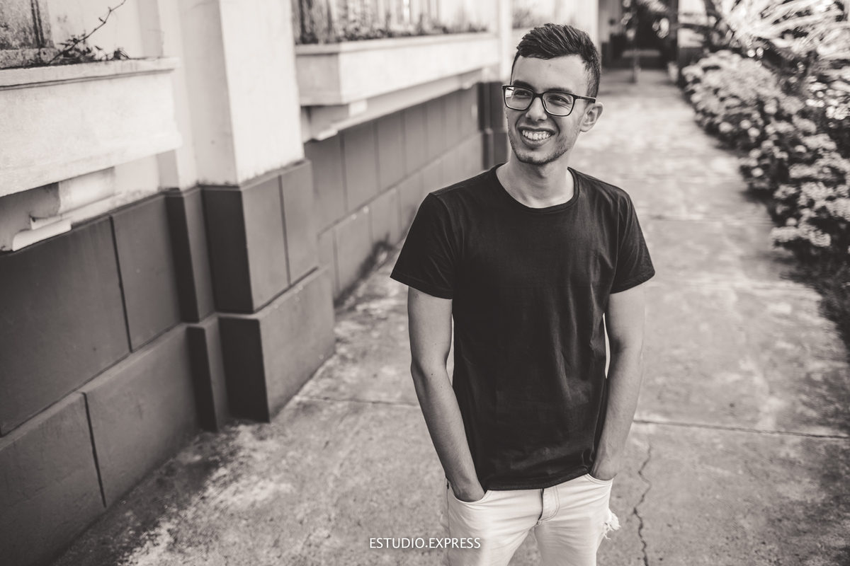 estúdio fotográfico-fotografo-família-15anos-ensaio-casamento-formatura-book de fotos-fotografa-ensaio gestante-festa de 15 anos-pré wedding-fotos profissionais-corporativos-retratos-fotos de bebê-sessão de fotos-mini wedding-dia do fotografo-ensaio newbo