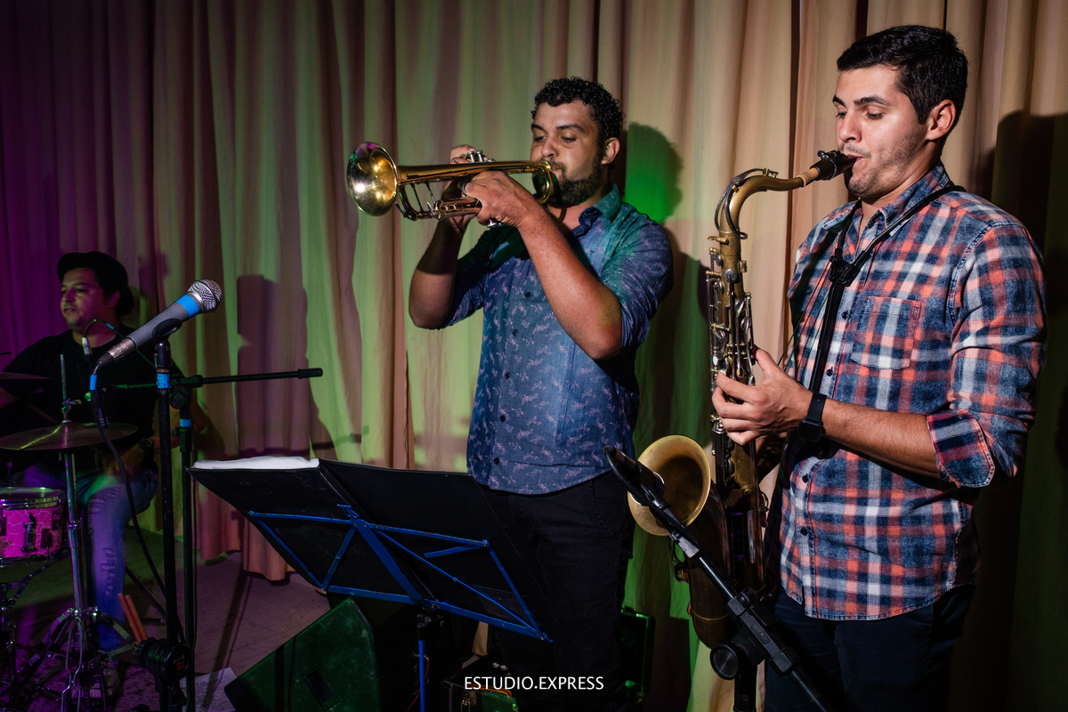 estúdio fotográfico-fotografo-família-15anos-ensaio-casamento-formatura-book de fotos-fotografa-ensaio gestante-festa de 15 anos-pré wedding-fotos profissionais-corporativos-retratos-fotos de bebê-sessão de fotos-mini wedding-dia do fotografo-ensaio newbo