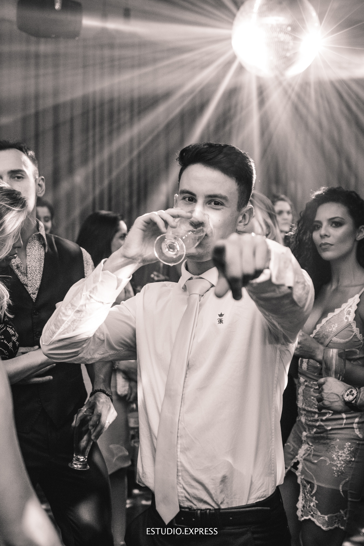 estúdio fotográfico-fotografo-família-15anos-ensaio-casamento-formatura-book de fotos-fotografa-ensaio gestante-festa de 15 anos-pré wedding-fotos profissionais-corporativos-retratos-fotos de bebê-sessão de fotos-mini wedding-dia do fotografo-ensaio newbo