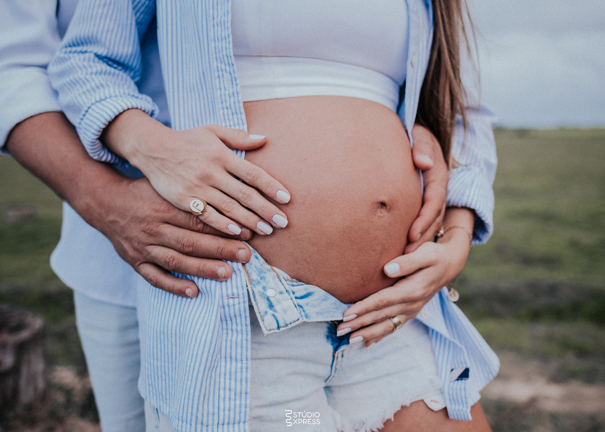 gestante-gestantacao-gravida-barriga-9meses-maedemenina-maedeminino-prematuro-ensaio-foto-book-papai-mamae-familia-pet-chadebebe-bebe-cha-enxoval-charreata-estudio-externo-ensaiotematico-gauderio-cavalo-tradicionalista-gaucho-prenda-peao-fazenda-estudio-e