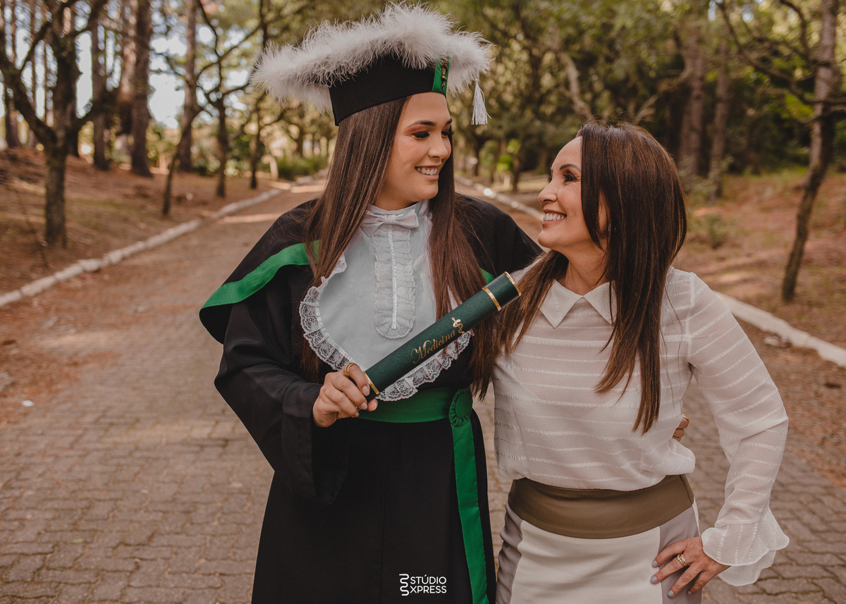 #fotodeformatura #formatura #formanda #formandos #conquista #fotografodeformatura #makeup #graduate #colacaodegrau #formei #futuro #festadegala #estouformando #costura #ensaioexterno #falselashes #camisa #drones #canudo #ufrgs #baile #ufpel #uniasselvi