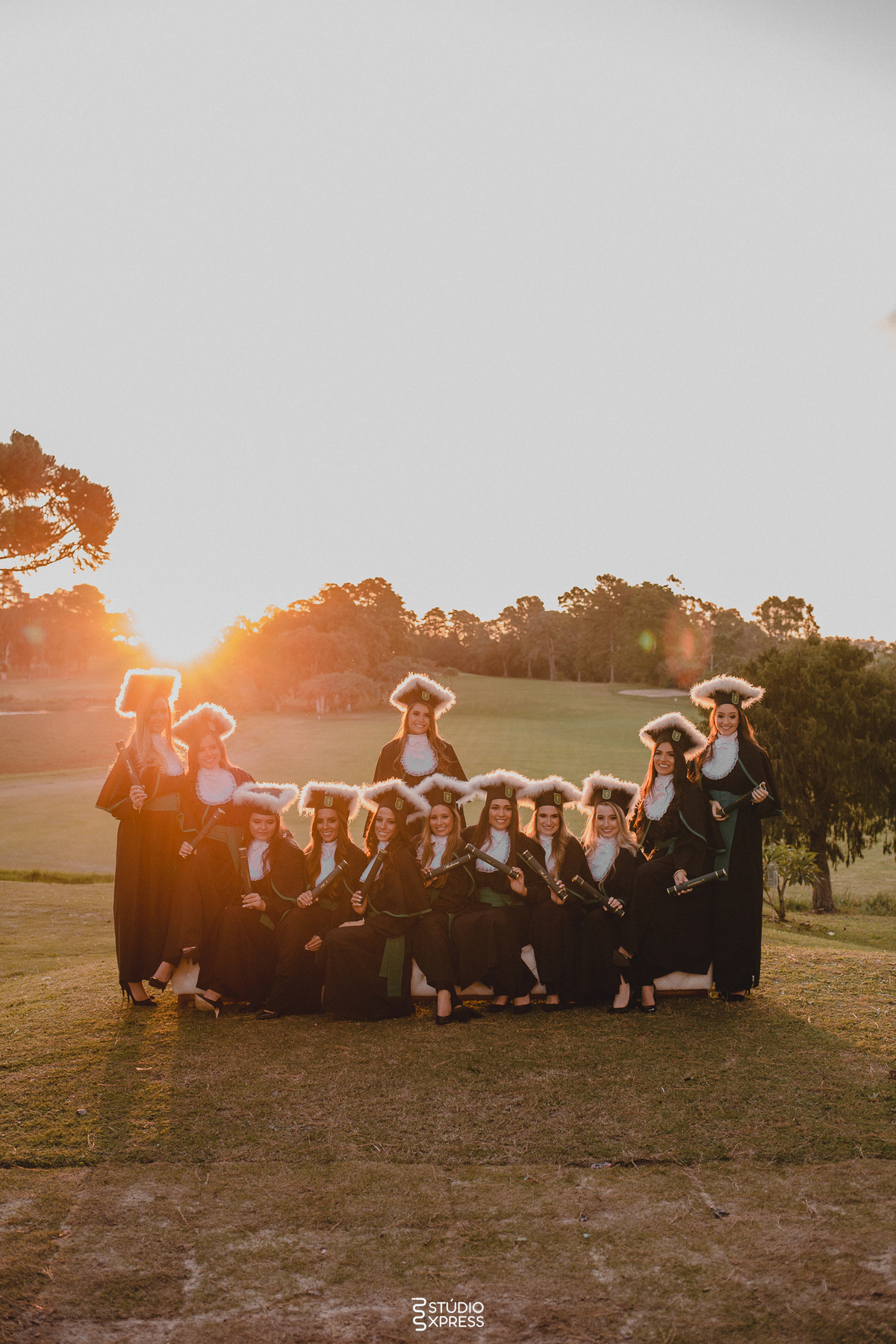 #fotodeformatura #formatura #formanda #formandos #conquista #fotografodeformatura #makeup #graduate #colacaodegrau #formei #futuro #festadegala #estouformando #costura #ensaioexterno #falselashes #camisa #drones #canudo #ufrgs #baile #ufpel #uniasselvi