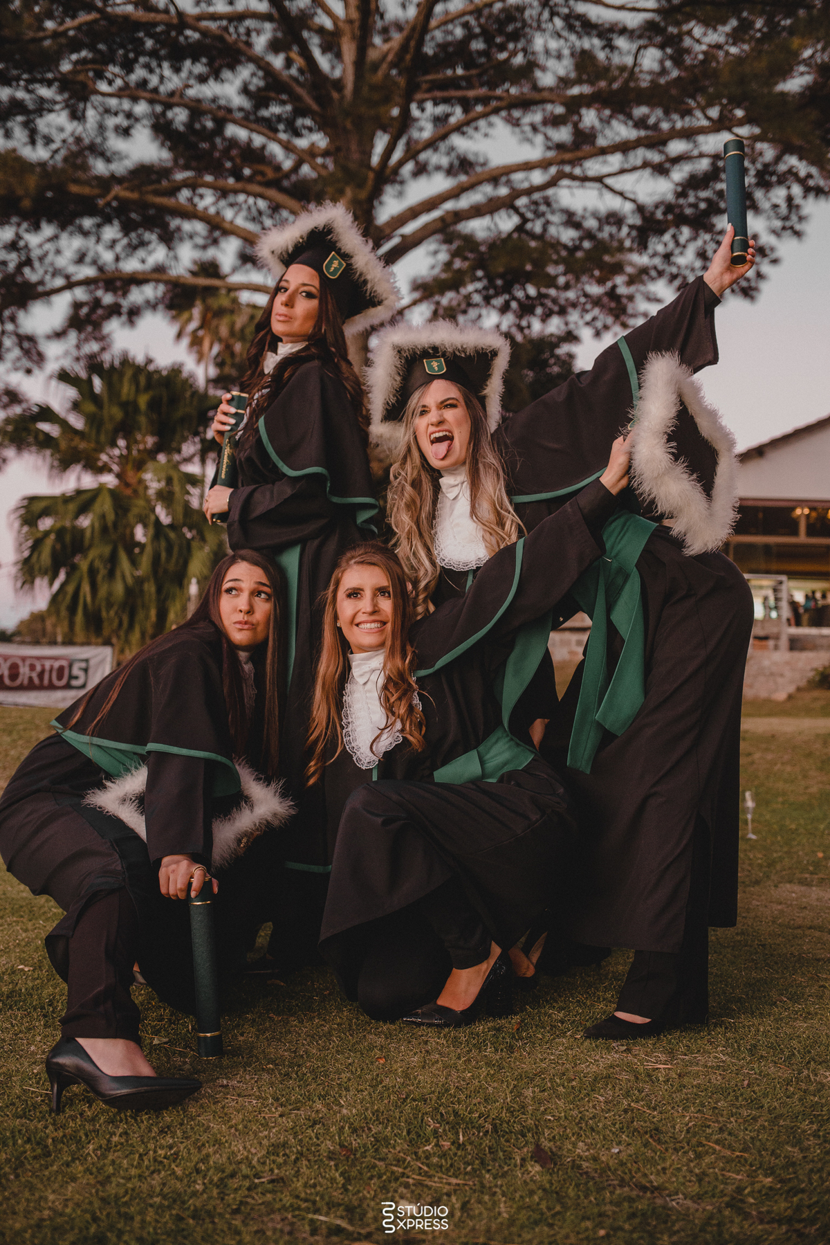 #fotodeformatura #formatura #formanda #formandos #conquista #fotografodeformatura #makeup #graduate #colacaodegrau #formei #futuro #festadegala #estouformando #costura #ensaioexterno #falselashes #camisa #drones #canudo #ufrgs #baile #ufpel #uniasselvi