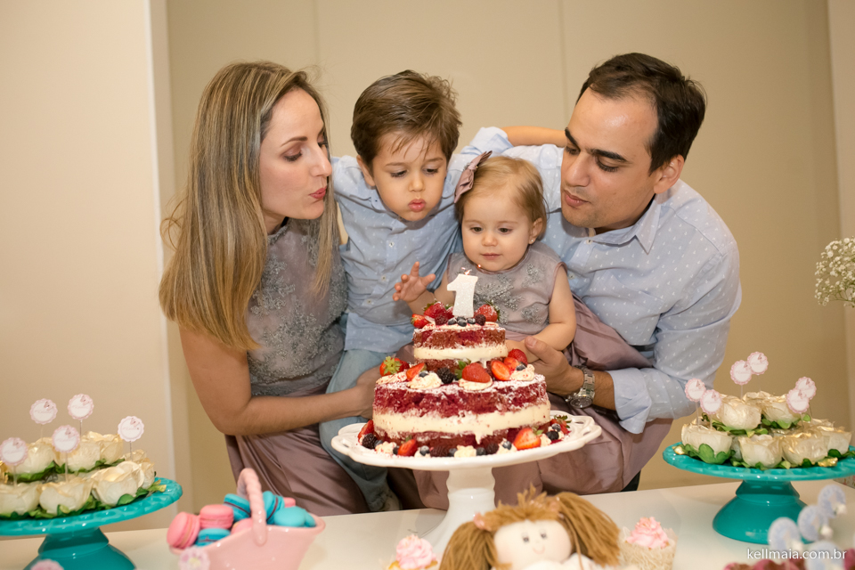 familia assoprando a vela
