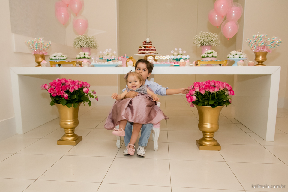 irmãos abraçados na festinha infantil