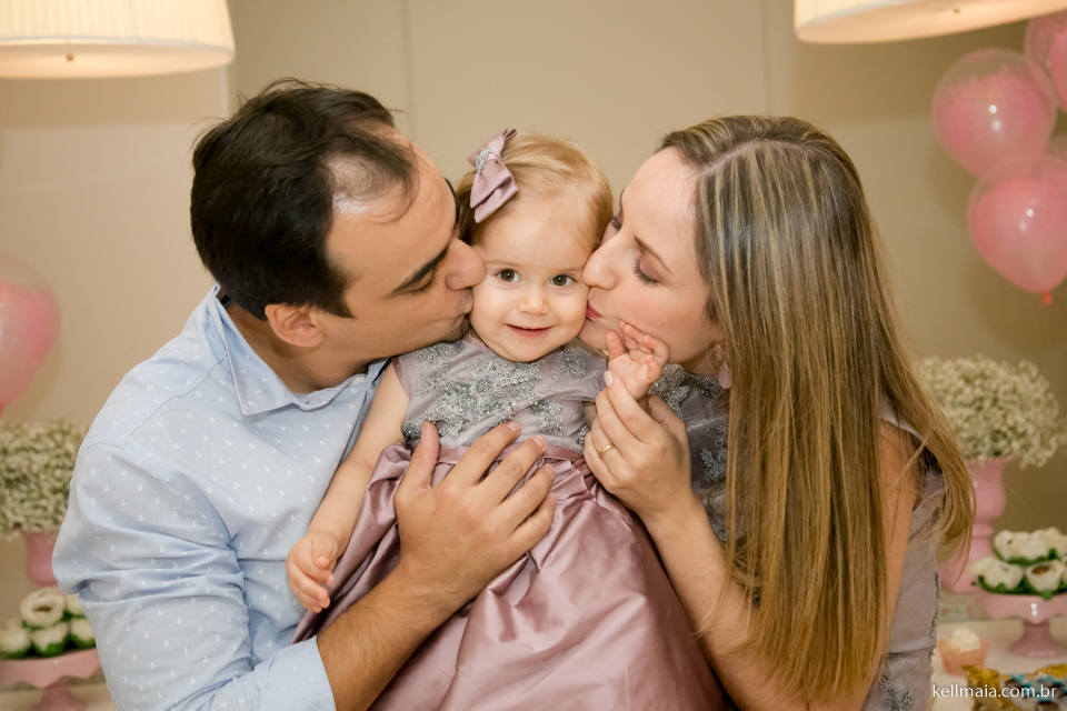 aniversariante recebe beijo do papai e da mamãe