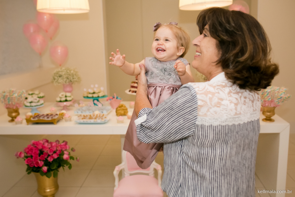 aniversariante e vovó sorrindo e brincando
