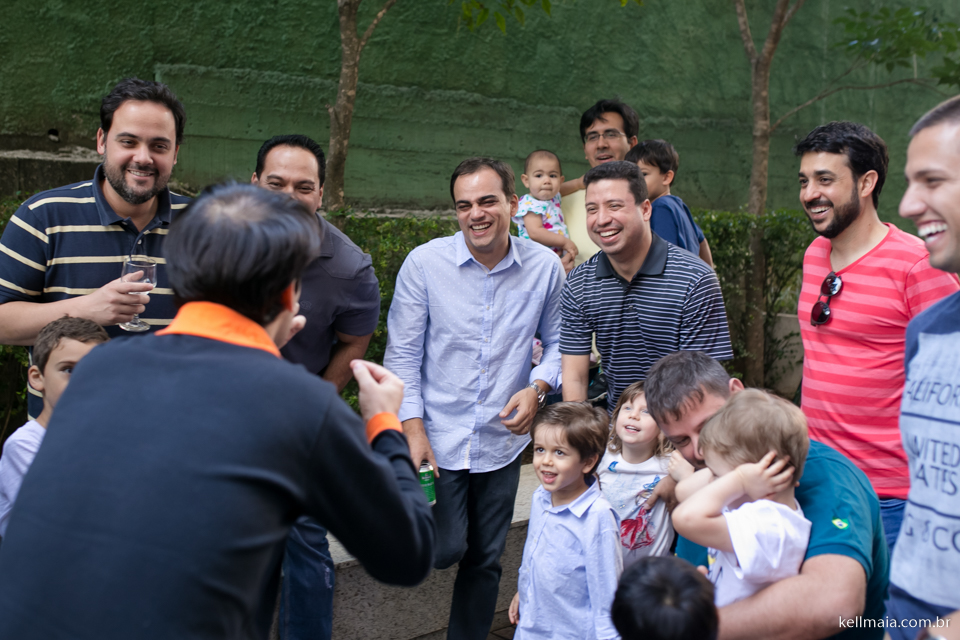 papais sorrindo e brincando em festa infantil