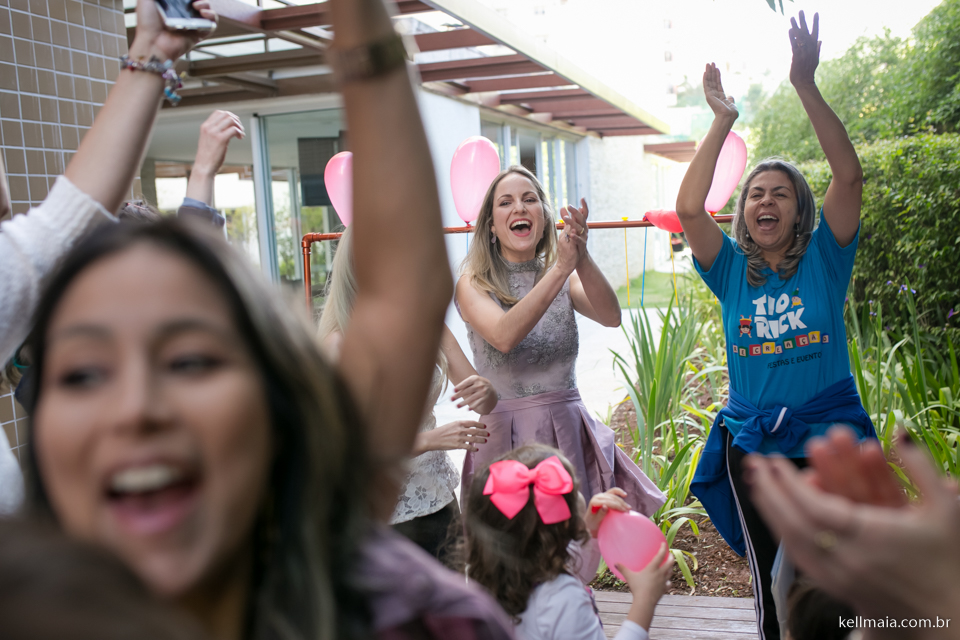 mamães sorrindo e brincando em aniversário infantil