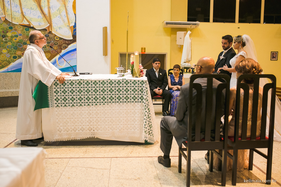 vista lateral dos noivos e o padre