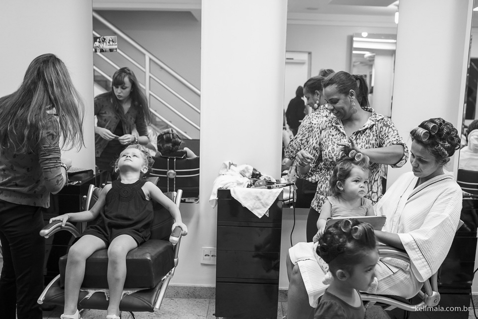 noiva se arrumando junto com as crianças